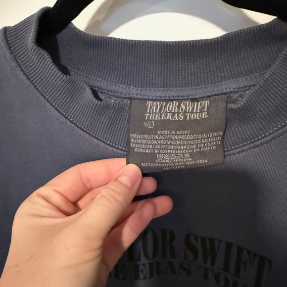 Taylor Swift Eras Tour Blue Crewneck Sweatshirt - XL - International Dates - Picture 2 of 8